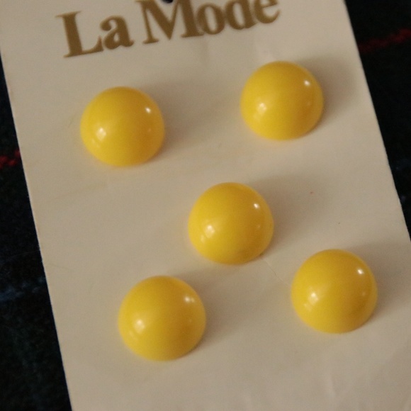 Vintage La Mode Yellow Buttons - Picture 2 of 4